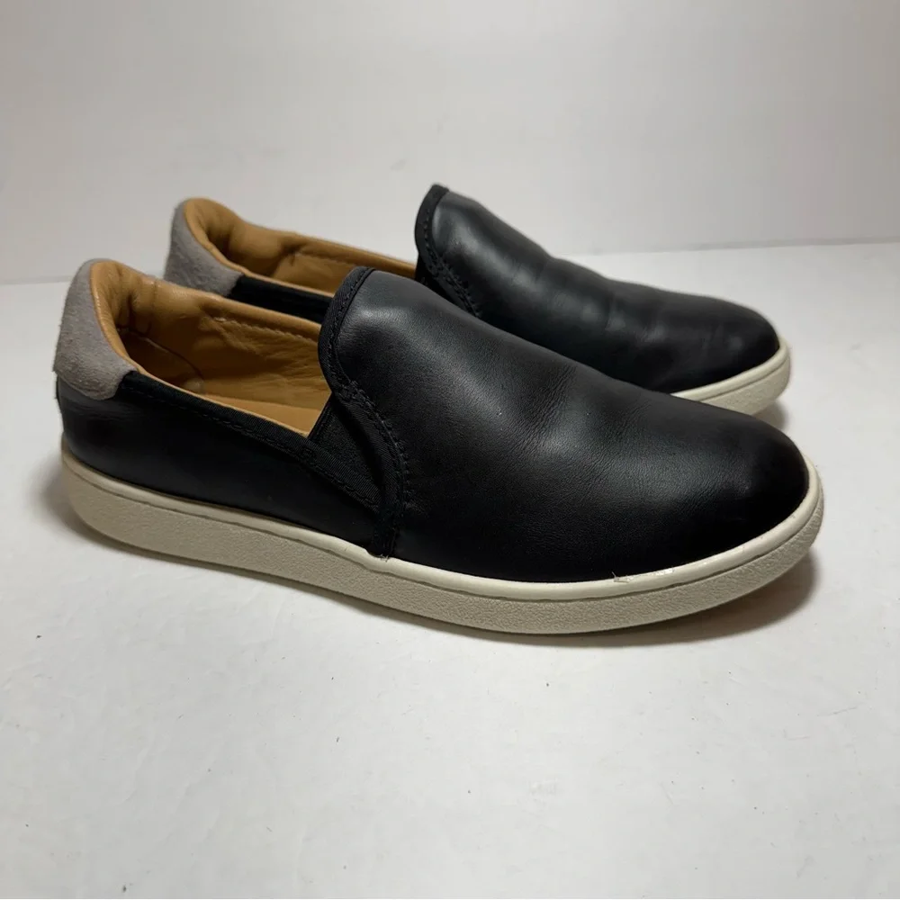 UGG Cas Black /Gray Leather Slip-On Loafers Sneakers Size 7